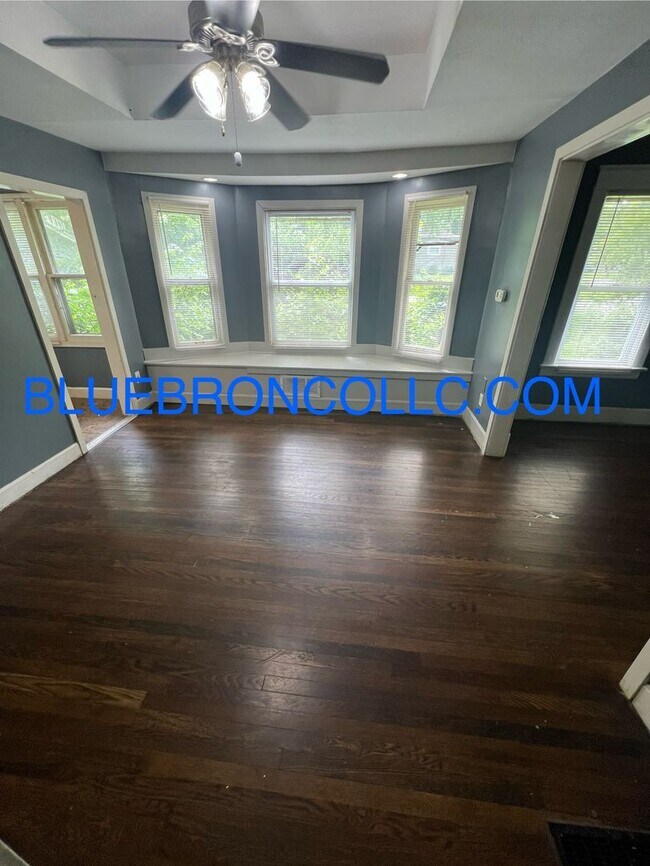Building Photo - Cute 2 bedroom 1 bathroom home on corner lot.