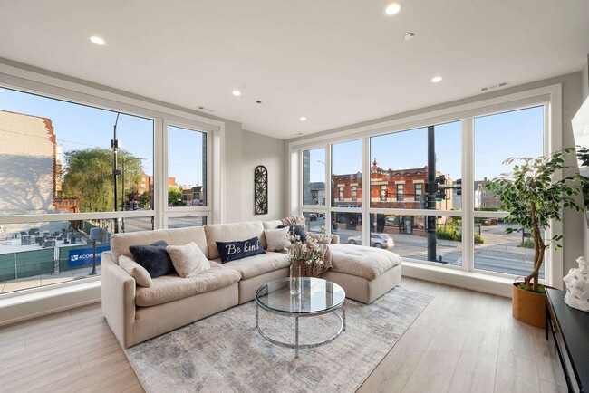 Building Photo - 2344 W Polk St