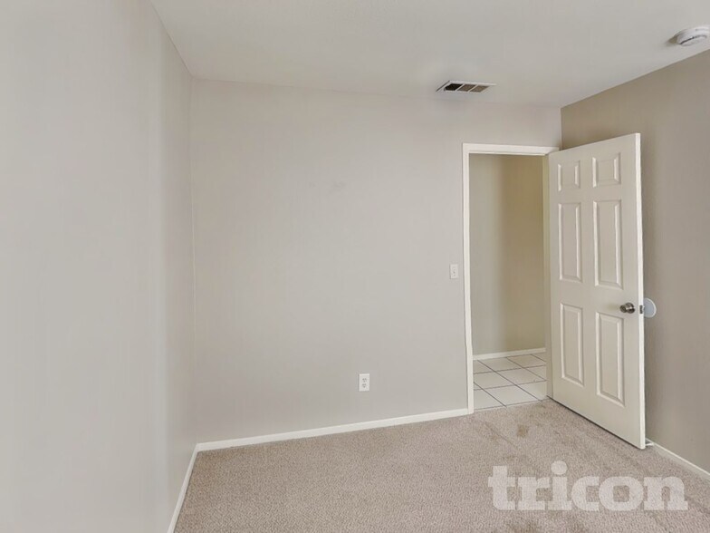 Building Photo - 5703 Roundrock Dr