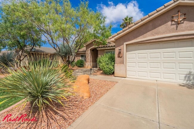 Building Photo - Partially Furnished 3 Bedroom Home with Co...