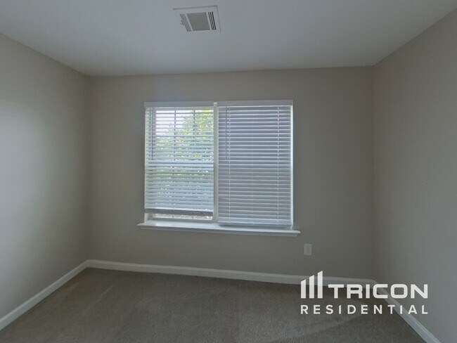 Building Photo - 528 Tulip Ln