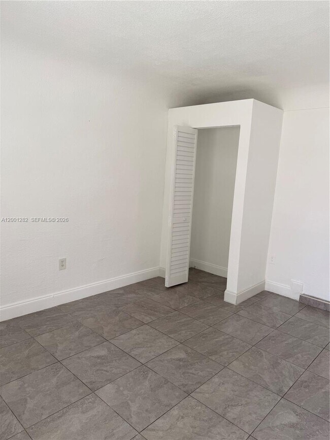 Building Photo - 6613 Evergreen Dr