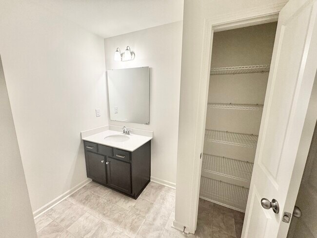 Building Photo - 3 br paired home with loft, minutes from I-77 I-40