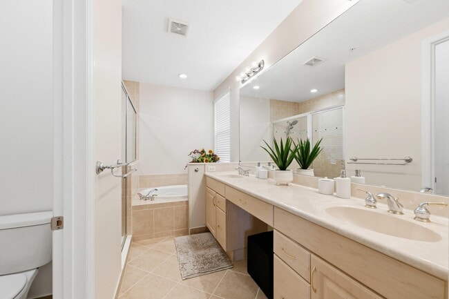 Building Photo - 11850 Valencia Gardens Ave