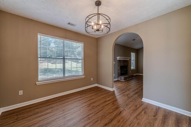 Building Photo - 701 Woodland Ridge Dr