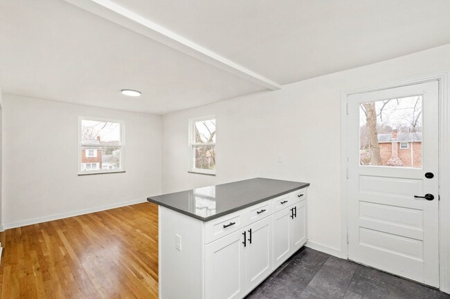 Building Photo - AVAILABLE JULY 1ST!! Don't miss this STUNNING 3 BEDROOM IN MCCANDLESS!!