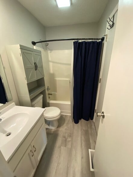 Upstairs Bathroom - 315 Lakeland Dr