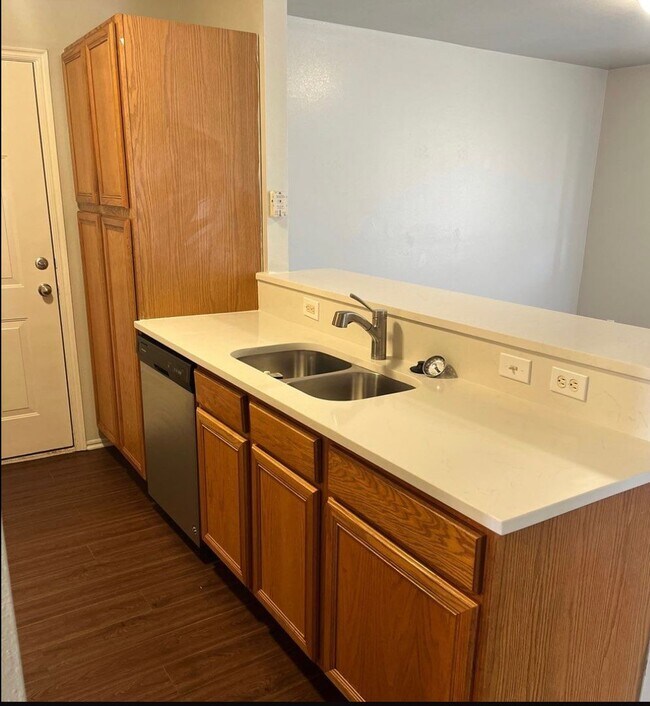 Building Photo - Remodeled 4 bedroom, 2 bath - Moore Schools