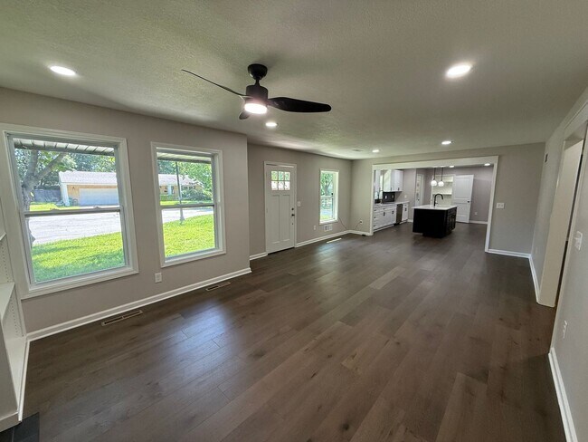 Building Photo - Westwood KS Renovated 3 Bed/2.5 Bath MainLevel Home with Attached Garage and Utilities w/Fee, Own...