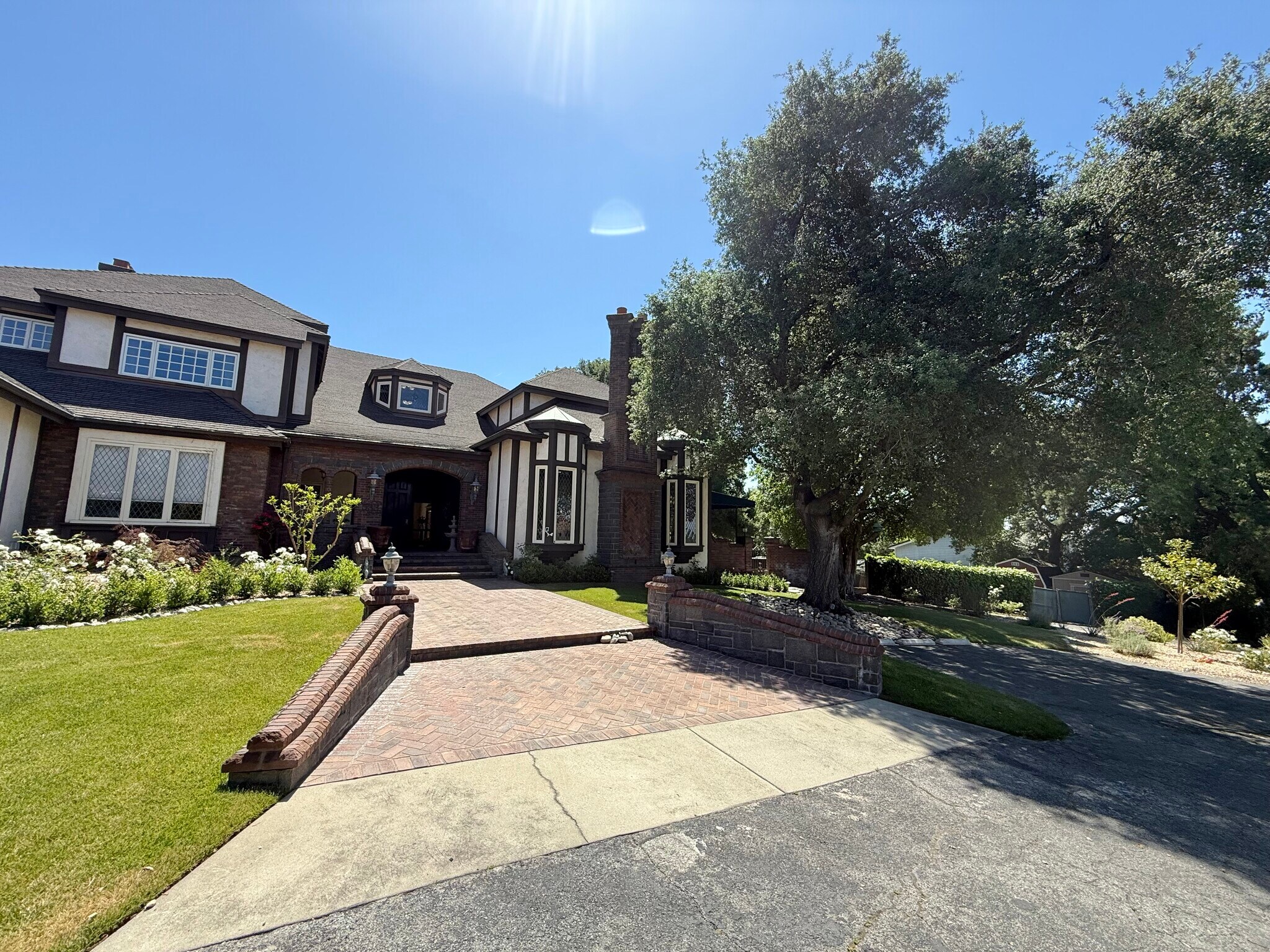 Building Photo - 533 E Sierra Madre Ave