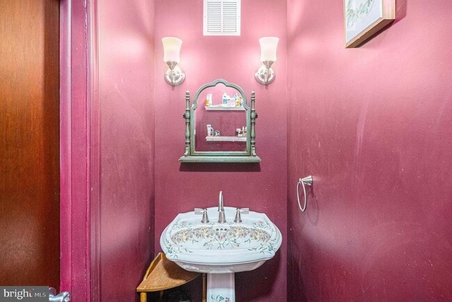 Building Photo - 7710 Queen St