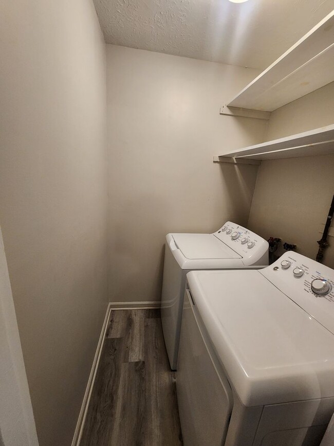 Building Photo - Lovely 1 bedroom 1 bath 2nd floor condo wi...