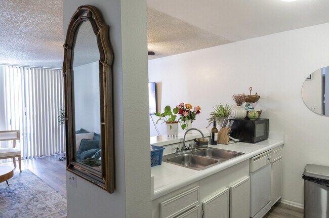 Building Photo - 1400 E Palm Canyon Dr