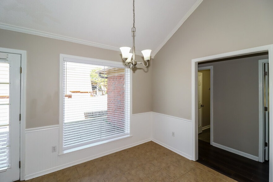 Building Photo - 7658 Shadow Hills Dr