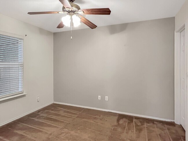 Building Photo - Spacious 5-Bedroom Retreat with Oversized ...