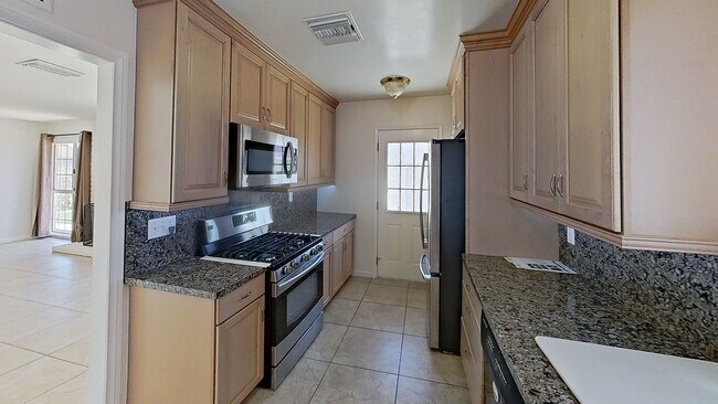 Building Photo - 4/Bedroom  Home for Lease in West Hills!