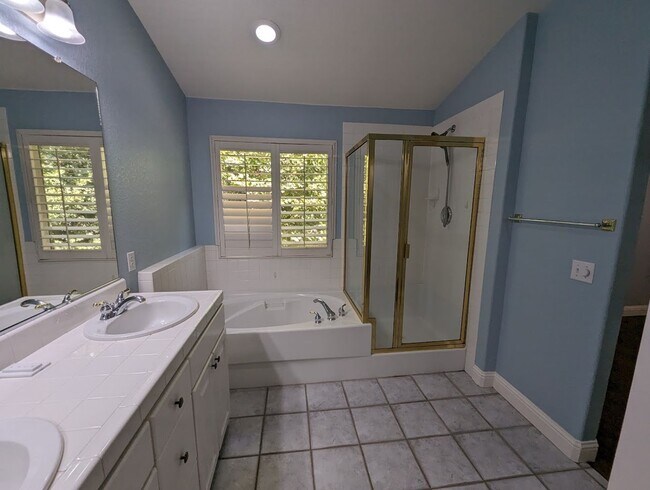 Building Photo - Beautiful 3bed 2.5bath 2 story home located in Rivergate Gated Community