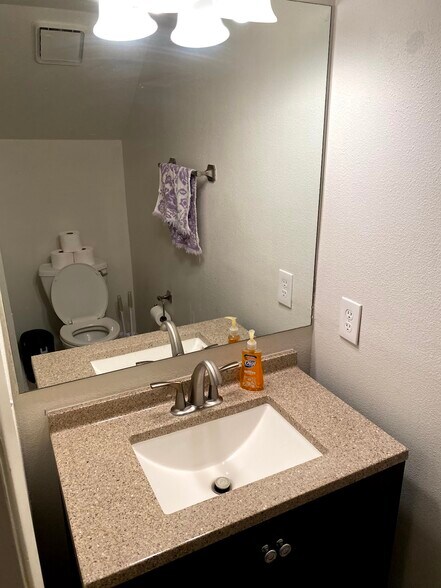 Building Photo - 1504 W La Jolla Dr
