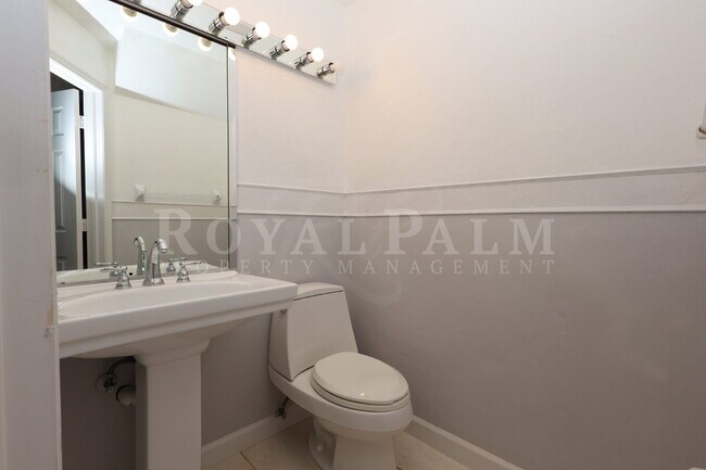Building Photo - 2 Bed, 2.5 Bath Townhouse with Balcony, Pool & Prime Bonita Springs Location