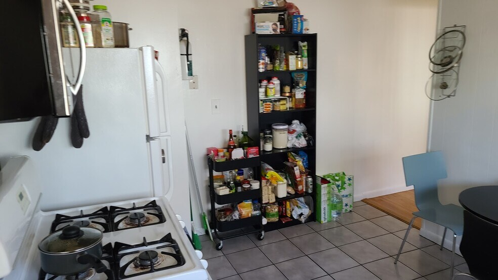 Building Photo - 19 Hunting St