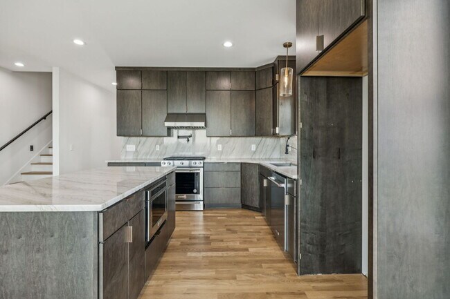 Building Photo - "Spacious 4-Bed, 4-Bath Gem in Nashville -...