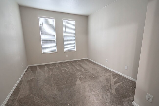 Building Photo - 2 Bedroom Condo in Valencia!