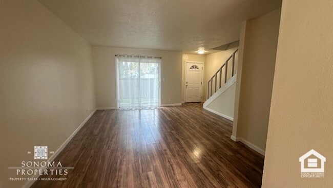 Building Photo - Charming 2BD/1.5BA Duplex