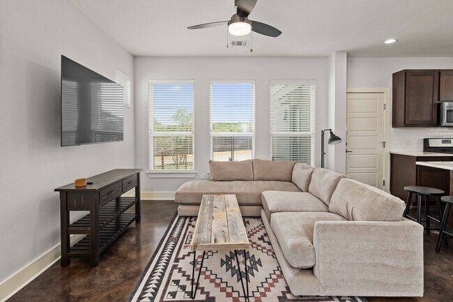 Building Photo - Modern condo, great location, fully Furnis...