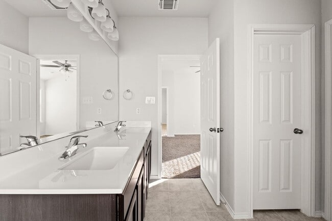 Building Photo - Beautiful 4bed/2 bath