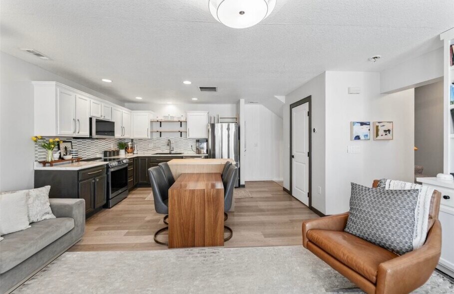 Building Photo - 3007 SW Sharmin Ln