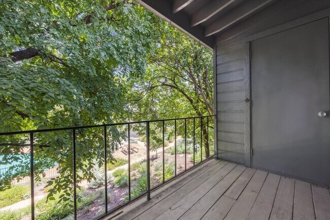 Building Photo - 1304 Mariposa Dr