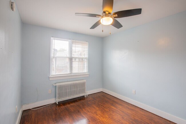 Building Photo - Relaxing 1 BR & 1 Den/1 BA Apartment in Pl...