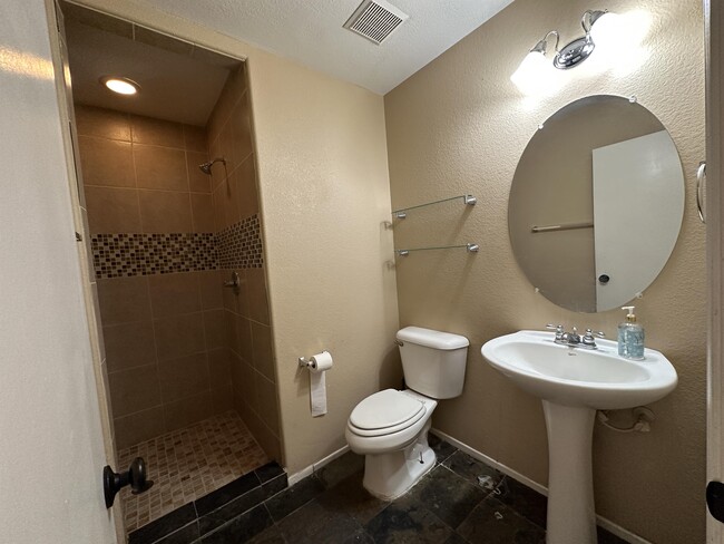 Building Photo - 5537 Spruce Hill Ct