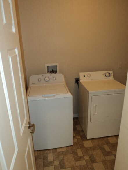 Building Photo - 175 Shade Tree Ln
