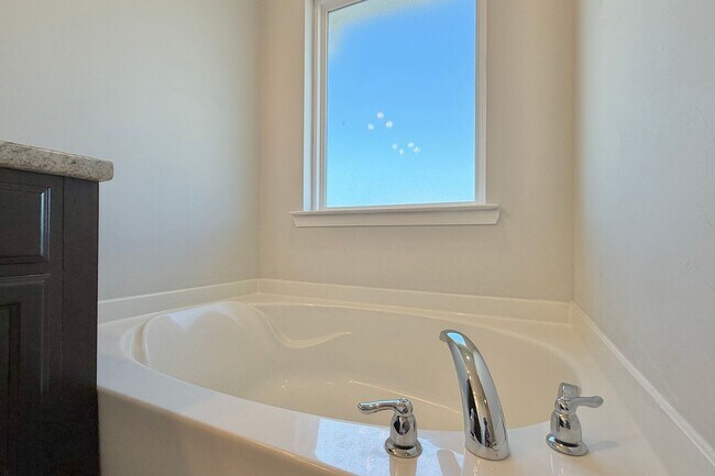 Building Photo - AVAILABLE NOW! (Pet Friendly)