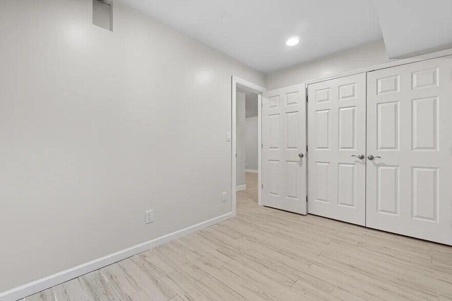 Building Photo - 270 S 20th St