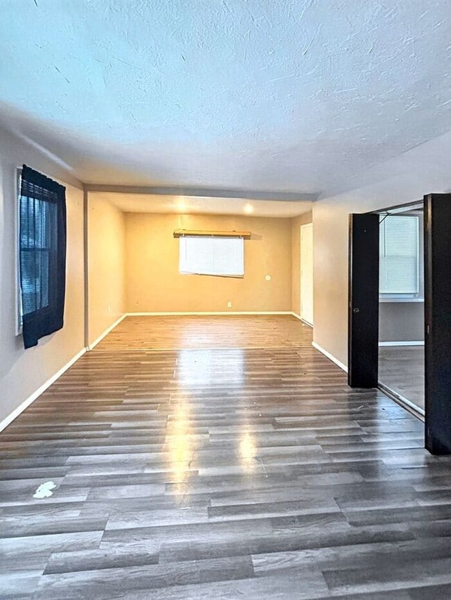 Building Photo - Charming 3-Bedroom Home with Modern Comfor...