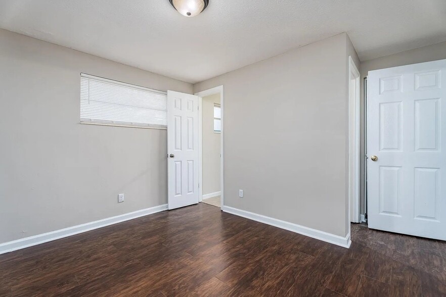 Building Photo - 385 Dunwoodie Rd