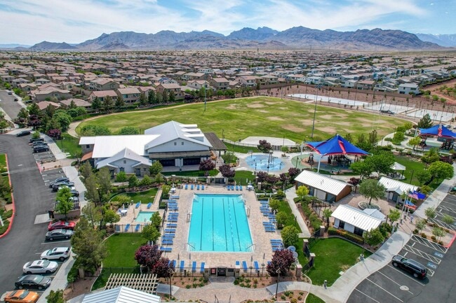 Building Photo - Stunning 3 Bedroom in Skye Canyon Master P...