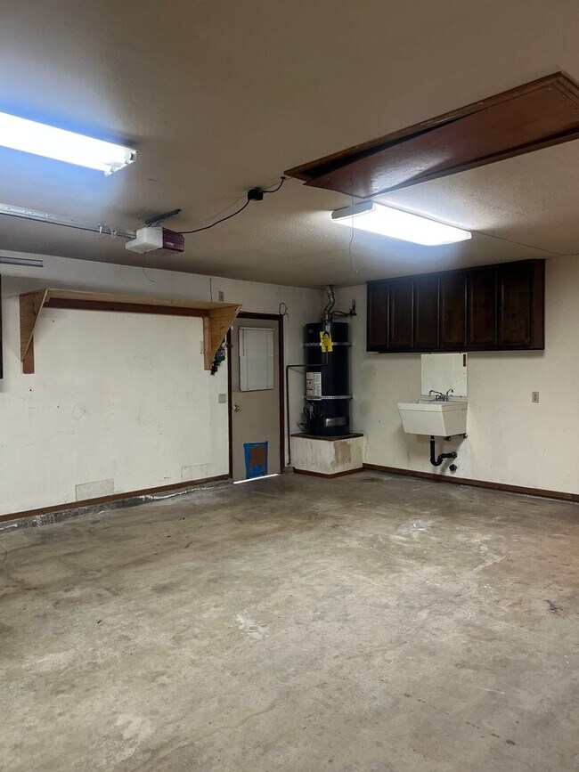 Building Photo - 3 BEDROOM/2 BATH EAST ROSEVILLE BEAUTY W/P...