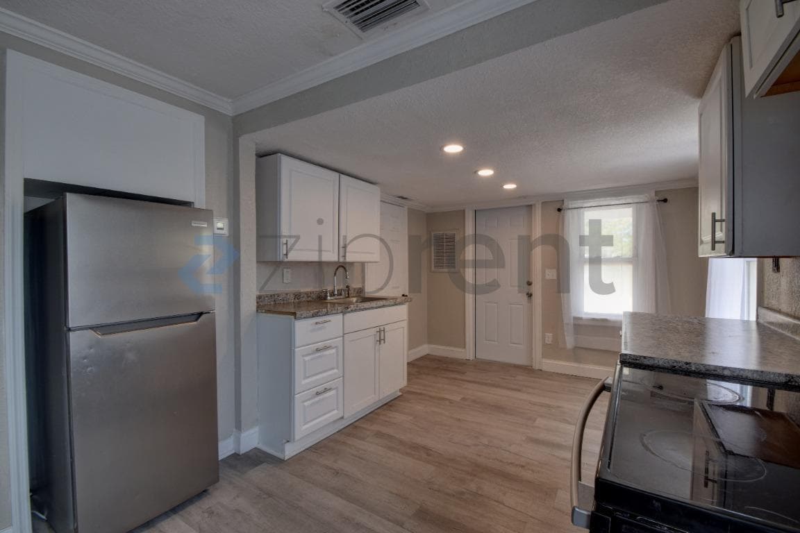 Building Photo - Unit B