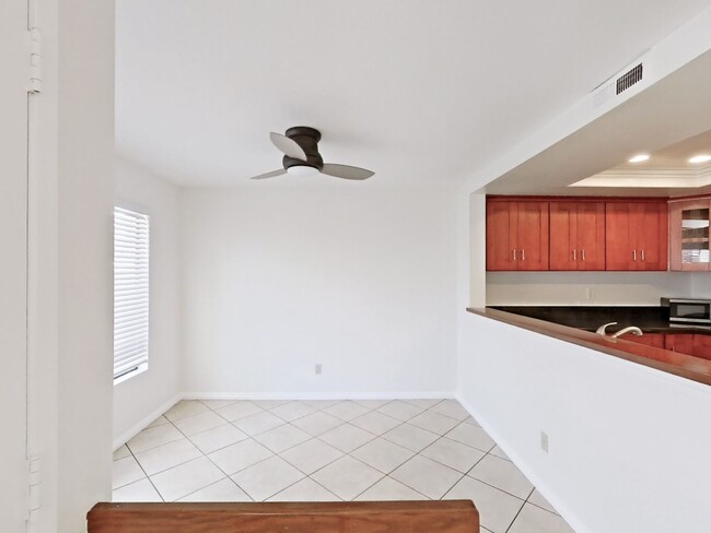 Building Photo - Lakeview Townhouse - 2 Bed / 1 ½ Bath