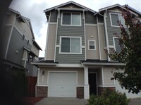 Building Photo - Available Now! South Everett Townhouse Nea...