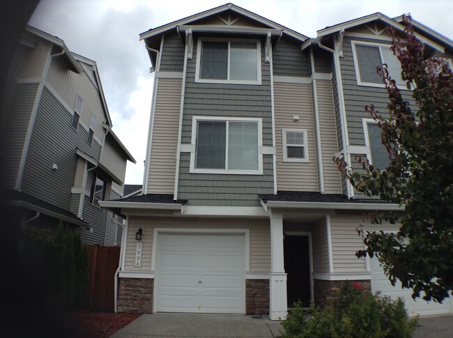 Primary Photo - Available Now! South Everett Townhouse Nea...