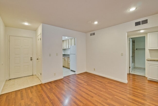 Building Photo - 2201 Monroe #505