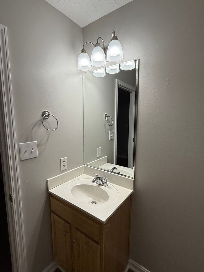 Building Photo - Updated home in Highview