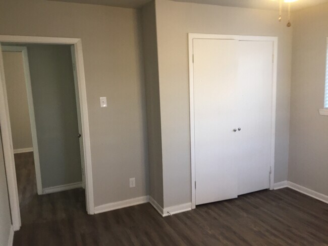 Building Photo - 407 N Carl St