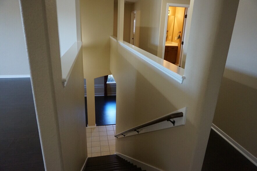 Building Photo - 2121 Warwick Pl