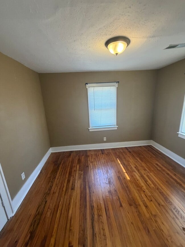 Building Photo - 1807 W Lincoln St