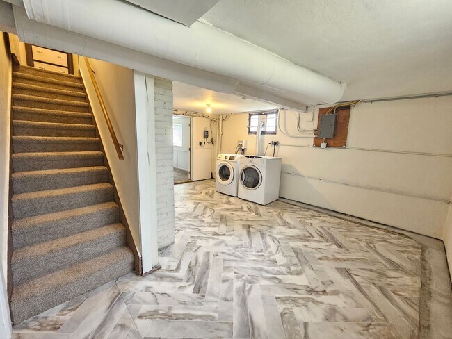 Building Photo - $2,300 - 4 Bed / 2 Bath Charming Home In P...